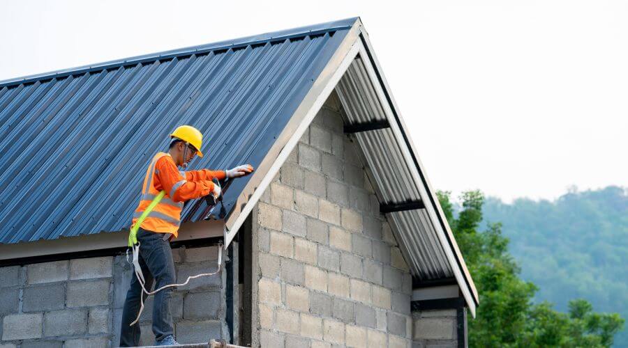 Professional gutter cleaning in Castle Rock, WA